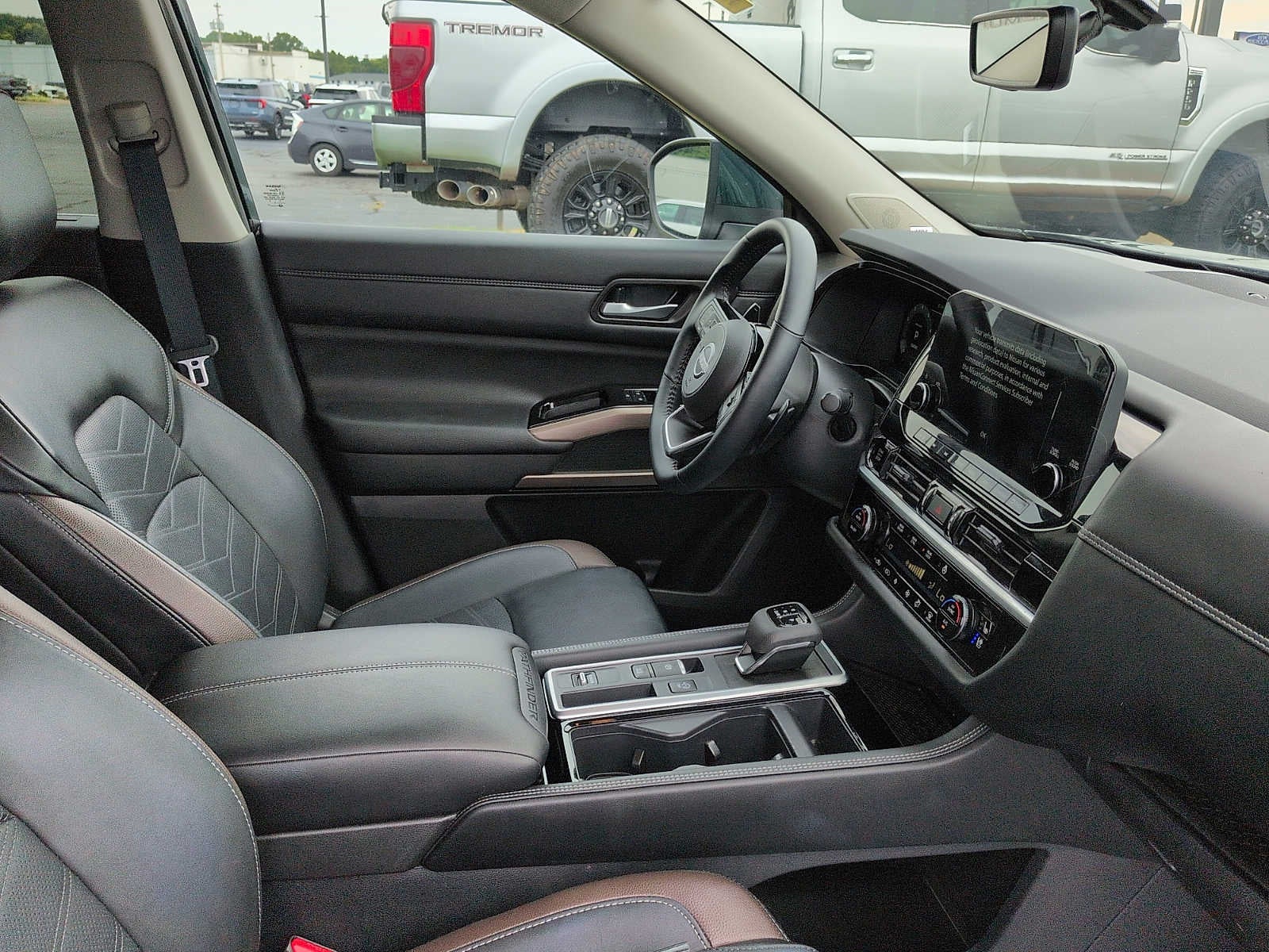 2025 Nissan Pathfinder Platinum