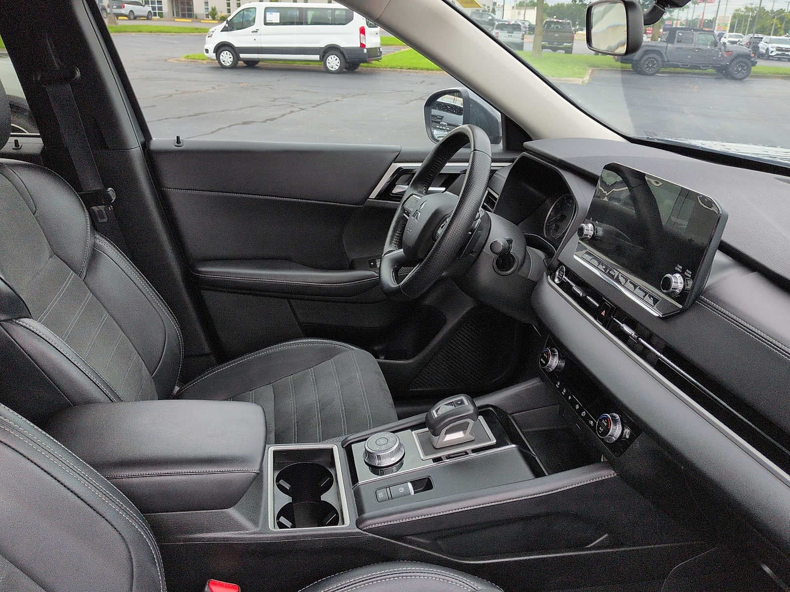 2024 Mitsubishi Outlander SE