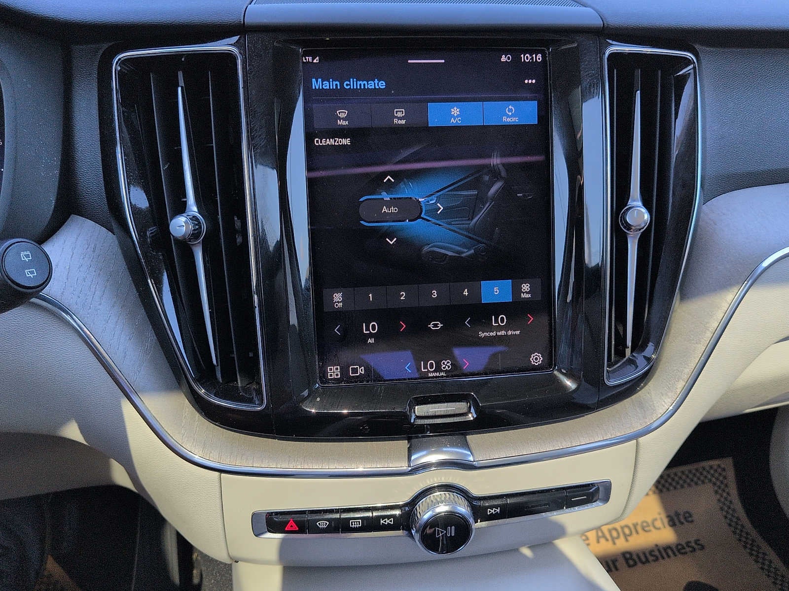 2023 Volvo XC60 Plus Bright Theme